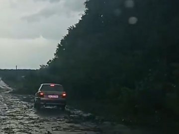 Зірвані дахи, села без світла, травмовані люди: наслідки негоди на Рівненщині. ВІДЕО