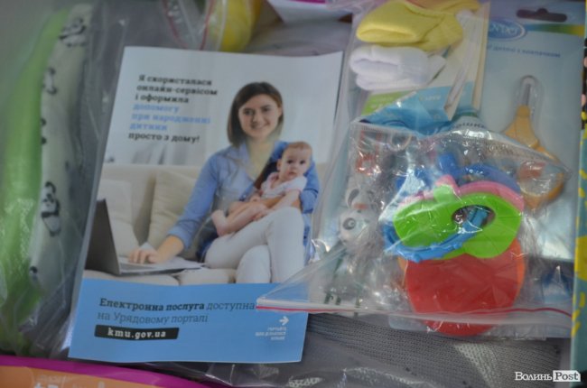Необхідне для немовлят: у Луцьку вручили перші на Волині пакунки маляти. ФОТО