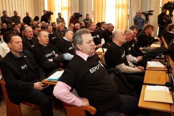 Харківські депутати прийшли на сесію у футболках «Беркут»