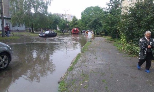У Володимирі-Волинському борються з наслідками сильної зливи. ФОТО