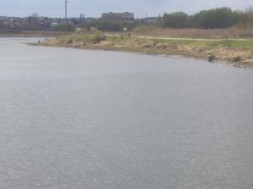 Попри карантинні заборони, на Стиру у Луцьку рибалять. ВІДЕО