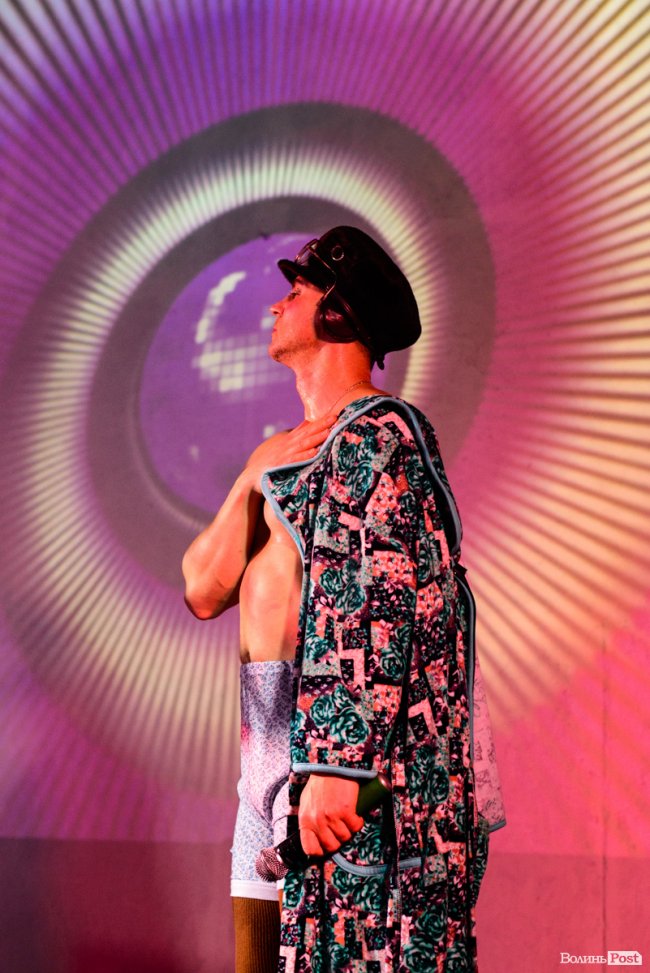 «GAS у Луцьку доведеться освячувати»: ФОТОРЕПОРТАЖ з епатажного концерту «Хамерманів» в халатах і трусах