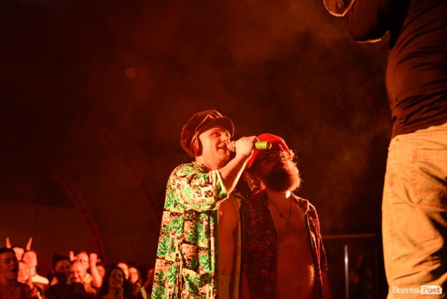 «GAS у Луцьку доведеться освячувати»: ФОТОРЕПОРТАЖ з епатажного концерту «Хамерманів» в халатах і трусах