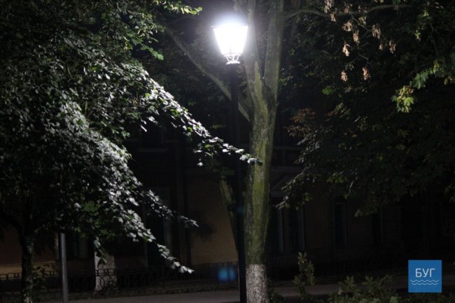 На заміну ліхтарів у двох скверах Володимира витратили понад 1,5 мільйона гривень. ФОТО