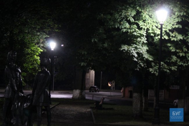 На заміну ліхтарів у двох скверах Володимира витратили понад 1,5 мільйона гривень. ФОТО