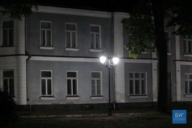 На заміну ліхтарів у двох скверах Володимира витратили понад 1,5 мільйона гривень. ФОТО