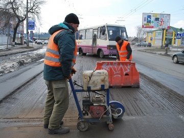 У Луцьку ремонтують дороги. ФОТО