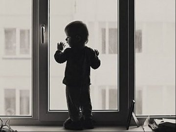 Малолітня дитина випала з вікна 8 поверху