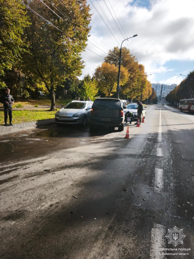 У Луцьку на Молоді зіткнулися три автівки У Луцьку на Молоді зіткнулися три автівки