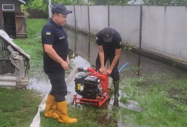 На Волині відкачують воду з будинків та дворів після негоди. ФОТО