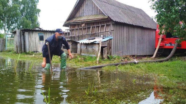 На Волині відкачують воду з будинків та дворів після негоди. ФОТО