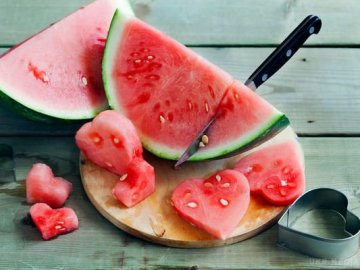 Їли на швидкість, котили, вирізьблювали квіти: на Волині влаштували кавунові розваги. ВІДЕО