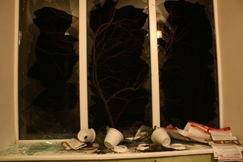 У Маневичах розгромили офіси комуністів і регіоналів. ФОТО