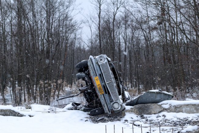 Між українським та білоруським пунктами лежить автівка. Вона була замінована і підірвалась від удару блискавки