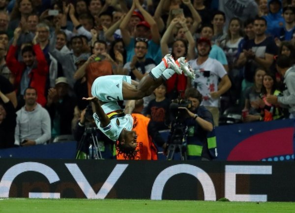 Бельгієць Мікі Батшуаї святкує - він забив гол вже за дві хвилини після виходу на заміну