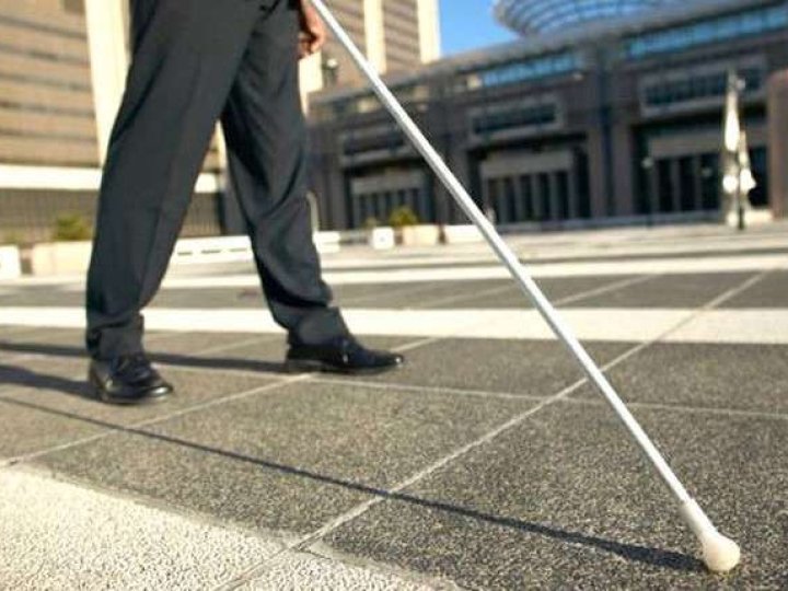 «Тут я й летіла»: слабозора лучанка скаржиться на перешкоди біля свого будинку