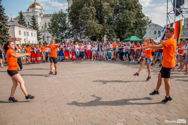 Учасники міжнародного фесту вчили лучан танцювати. ФОТО