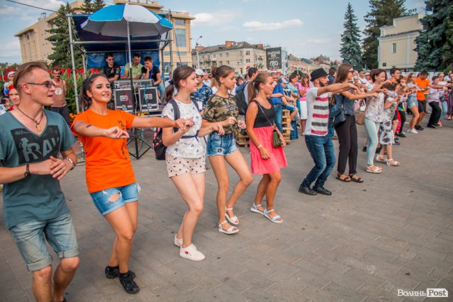 Учасники міжнародного фесту вчили лучан танцювати. ФОТО