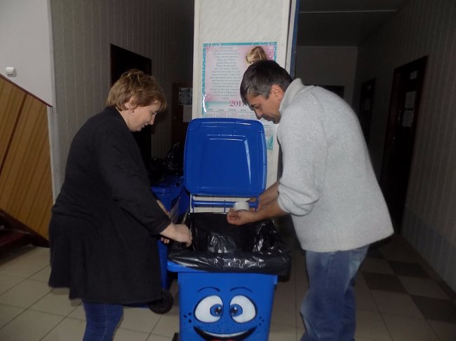 У селі під Луцьком встановили «веселі» і «сумні» сміттєві баки. ФОТО