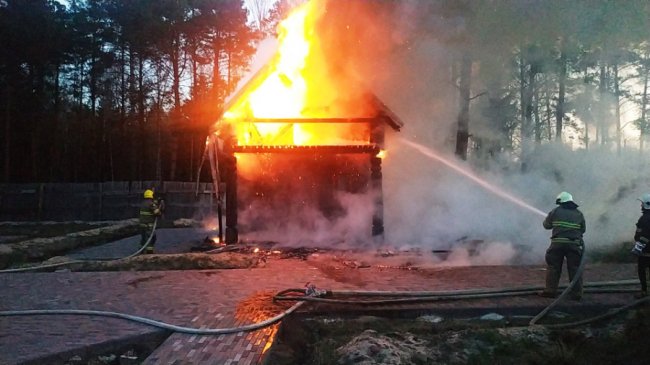На Рівненщині у готельно-ресторанному комплексі трапилася пожежа. ФОТО. ВІДЕО