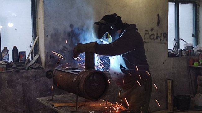 Волинський майстер виготовляє печі-буржуйки з газових балонів