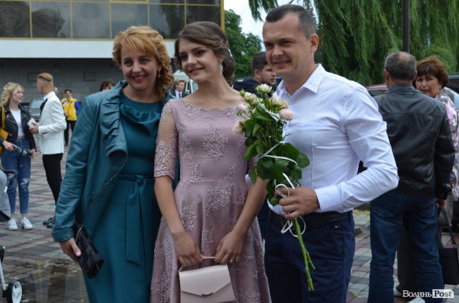 Елегантні сукні та маленькі клатчі: у що вбрались луцькі випускниці. ФОТО