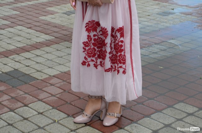 Елегантні сукні та маленькі клатчі: у що вбрались луцькі випускниці. ФОТО