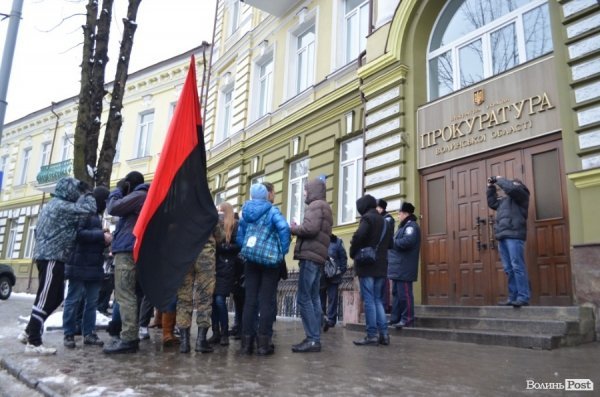 У Луцьку під прокуратуру принесли лампадки, серп і молот. ФОТО