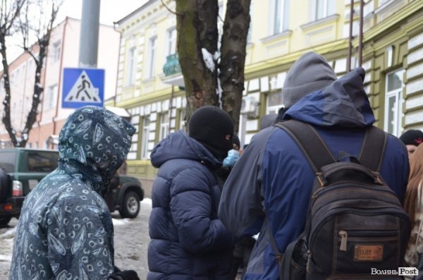 У Луцьку під прокуратуру принесли лампадки, серп і молот. ФОТО