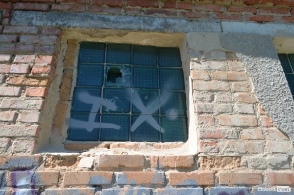 У Луцькому парку санітарна проблема: єдиний туалет нагадує кімнату жахів. ФОТО