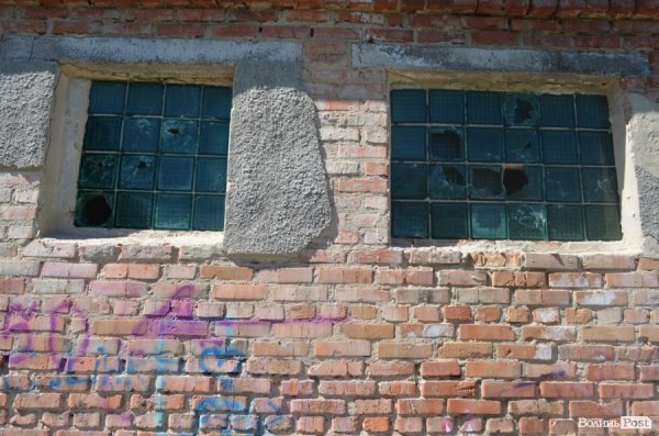 У Луцькому парку санітарна проблема: єдиний туалет нагадує кімнату жахів. ФОТО