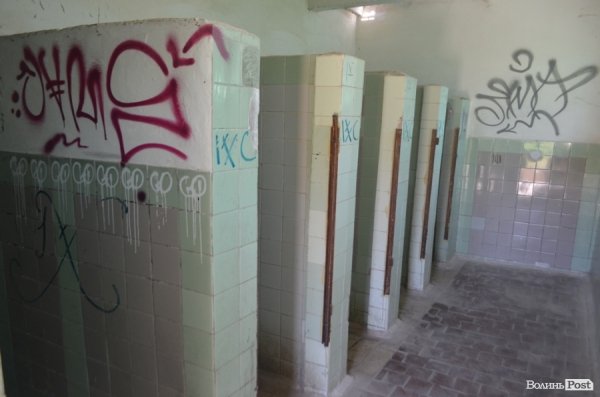 У Луцькому парку санітарна проблема: єдиний туалет нагадує кімнату жахів. ФОТО