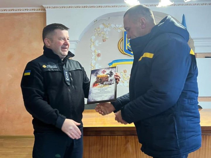 На Волині нагородили пожежників-добровольців, які врятували людей з палаючого будинку