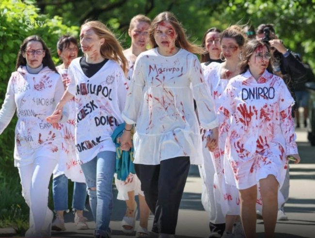 Волинянка у Польщі зустріла посла росії у закривавленій сорочці і з портретом загиблого брата. ФОТО