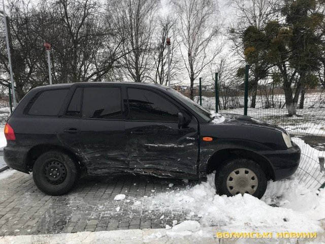 У Рованцях зіткнулись Audi і позашляховик Hyundai: постраждало троє людей. ФОТО