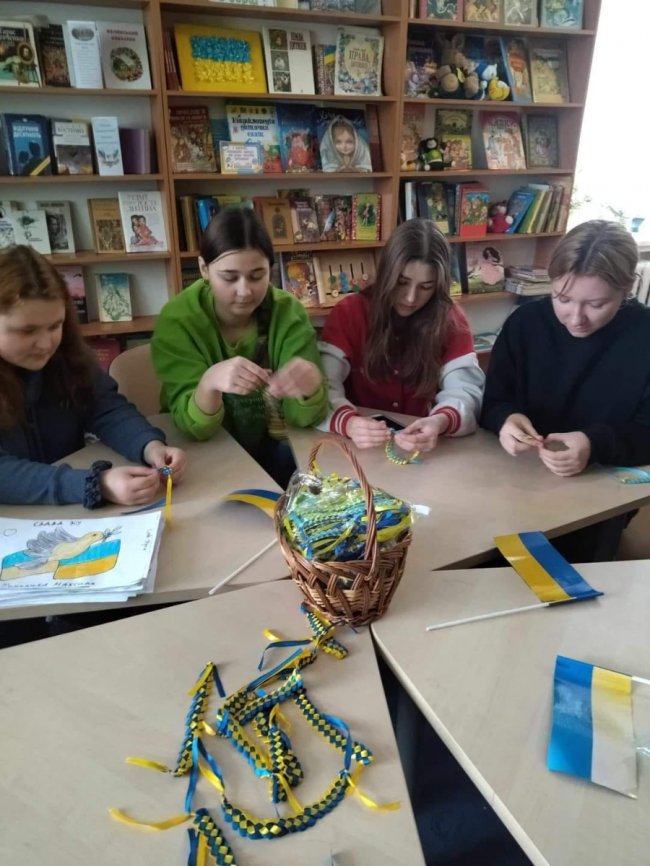 Школярі з Волині вчергове передали окопні свічки для ЗСУ