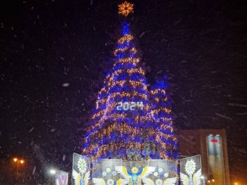 Патріотичне кольорове рішення: у Луцьку засвітили головні ялинки