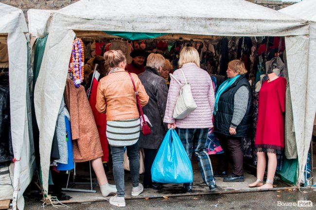 Від білизни до шикарних шуб: у Луцьку – Харківський ярмарок. ФОТО
