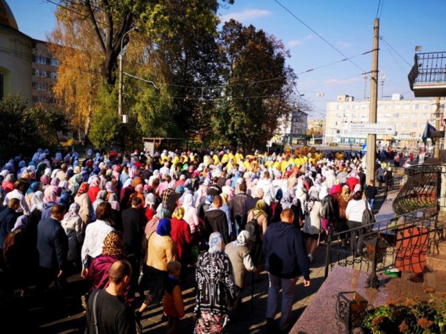 Вулицями Луцька хресною ходою пройшли прихильники УПЦ (МП). ФОТО