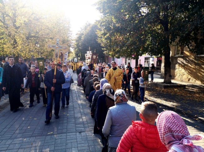Вулицями Луцька хресною ходою пройшли прихильники УПЦ (МП). ФОТО