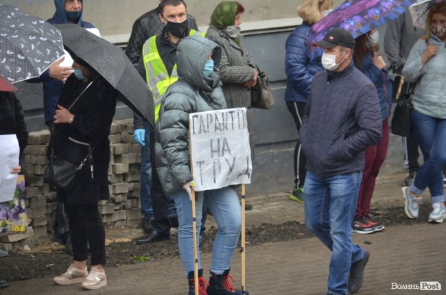 Під стінами Луцькради мітингують підприємці усіх ринків міста. ФОТО