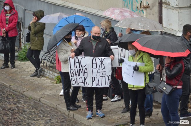 Під стінами Луцькради мітингують підприємці усіх ринків міста. ФОТО