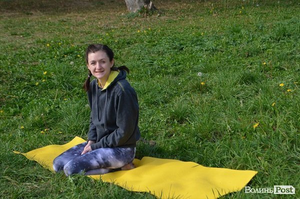 Волонтери з допомогою йоги збирали гроші на лікування дитини. ФОТО