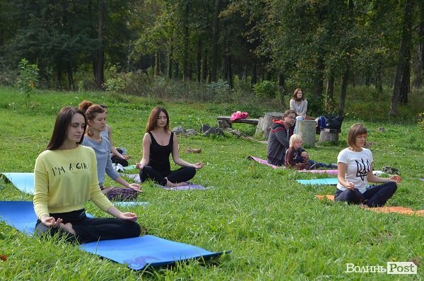 Волонтери з допомогою йоги збирали гроші на лікування дитини. ФОТО