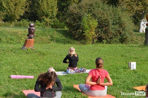 Волонтери з допомогою йоги збирали гроші на лікування дитини. ФОТО