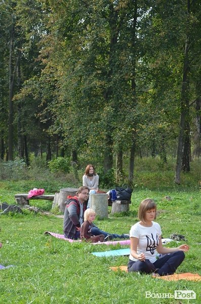 Волонтери з допомогою йоги збирали гроші на лікування дитини. ФОТО