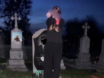 На Волині юнка зі спиртним влаштувала «фотосесію» на могилі