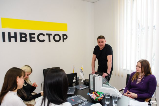 Увага до деталей: як на «Інвесторі» вікна «розбирали». ФОТО