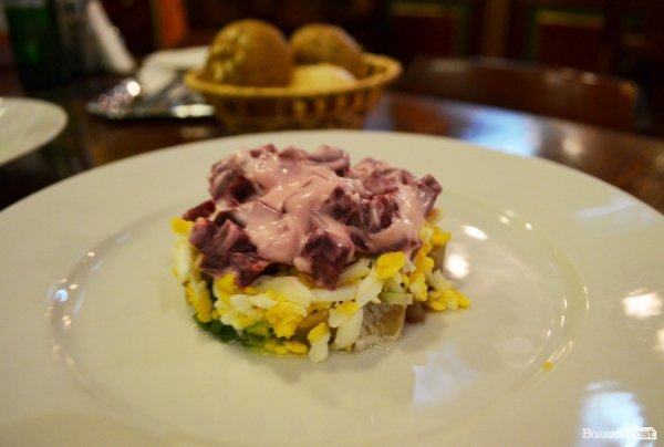 Салат «Німецький» (оселедець, цибуля, яйце, буряк) 