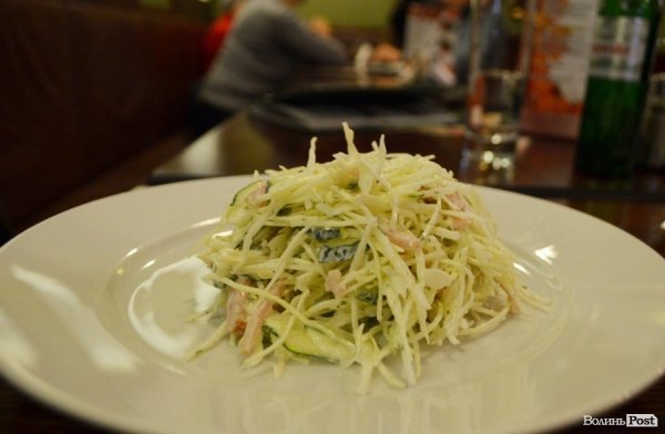 Салат зі свіжої капусти та копченої шинки